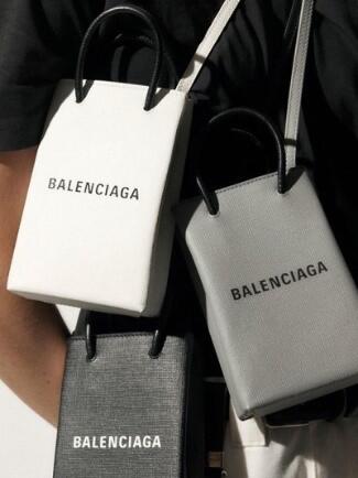 Balenciaga Rilis Tas Smartphone Rp 16 Juta, Mahalan Smartphone-mu atau Tas-nya, Sis?