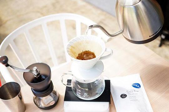 Perbedaan Antara Pulse Pouring Dengan Continuous Pouring
Untuk Manual Brewers