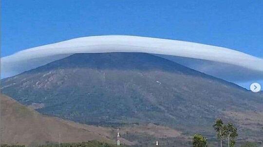 Fenomena ‘Awan Topi’, Antara Keindahan, Mitos dan Bahayanya