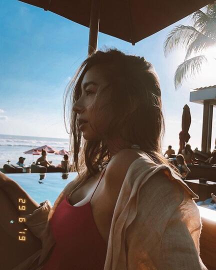 10 Liburan Jennifer Bachdim yang Bikin Jatuh Cinta, Pamer Body Goals!