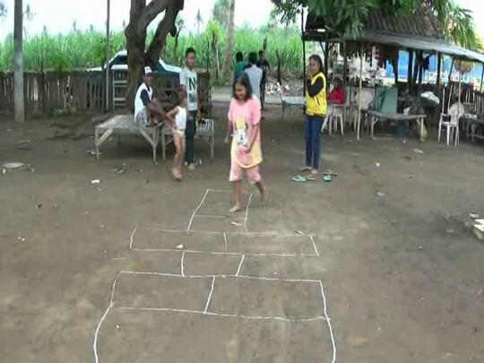 Sederhana, Tapi Permainan-Permainan Jadul Ini Bikin Anak-Anak Tertawa Lepas