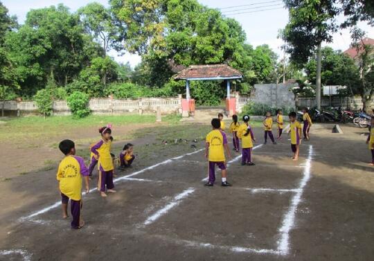 Sederhana, Tapi Permainan-Permainan Jadul Ini Bikin Anak-Anak Tertawa Lepas