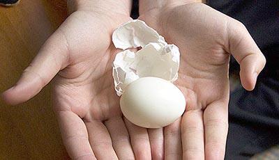 Misteri Cara Memakan Telor Asin, Mana yang Biasa Kamu Lakukan, Gan?