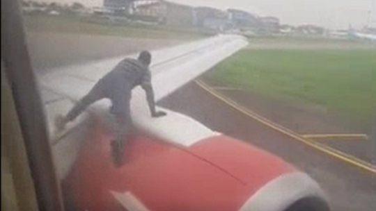 Duh! Tak Punya Tiket, Pria Ini "NEKAT" Naik Di Sayap Pesawat Boeing 737!