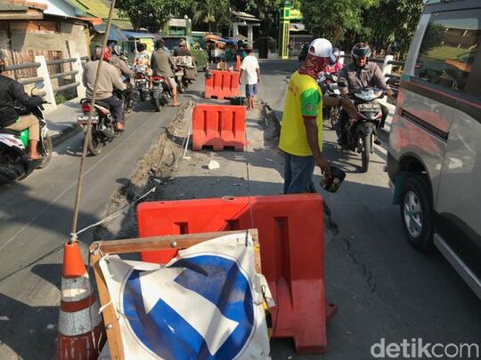 Potret Jembatan di Tegal Alur Jakbar yang Amblas Berminggu-minggu