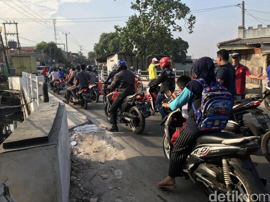 Potret Jembatan di Tegal Alur Jakbar yang Amblas Berminggu-minggu