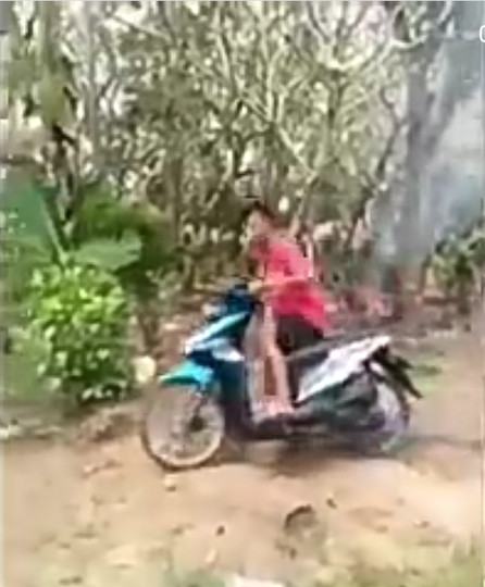 Miris, Pemuda - Pemuda Ini Main Motor Di Atas Kuburan