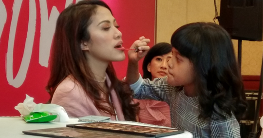 Anakmu Suka Pakai Makeup? Jangan Khawatir Mama! Ga Masalah Kok!