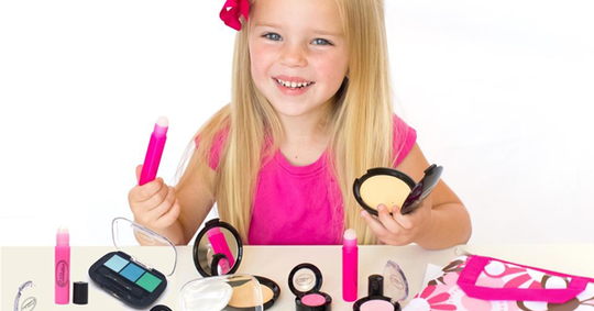 Anakmu Suka Pakai Makeup? Jangan Khawatir Mama! Ga Masalah Kok!
