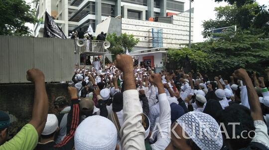 Menggema Tagar #BubarkanFPI dan #KamiDukungFPI di Twitter