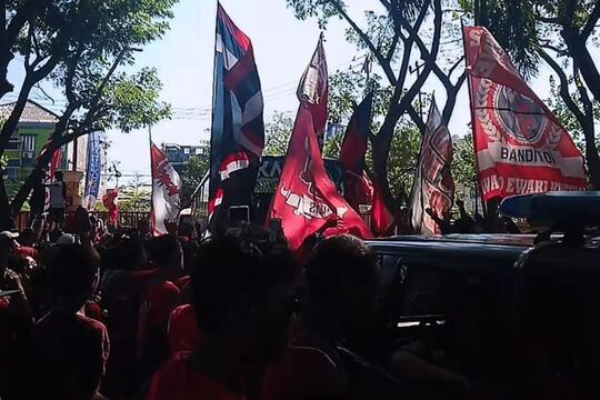 Suporter PSM Makassar Tertancap Anak Panah Saat Keluar Stadion