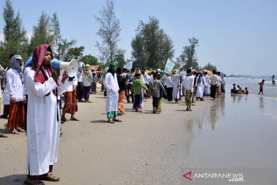 Pria dan Wanita Tidak Dipisah, Santri di Aceh Timur Sisir Pengunjung Pantai