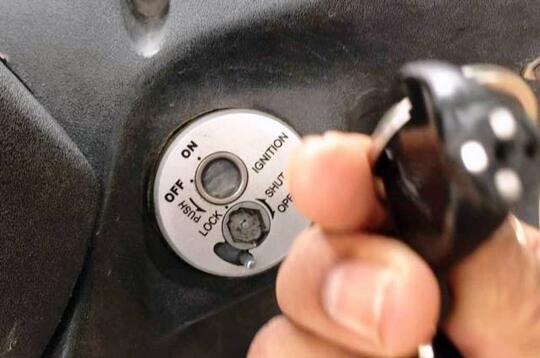 Modus Terbaru Maling! Alat Ajaib Ini Bisa Buka Penutup Kunci Magnet Semua Jenis Motor