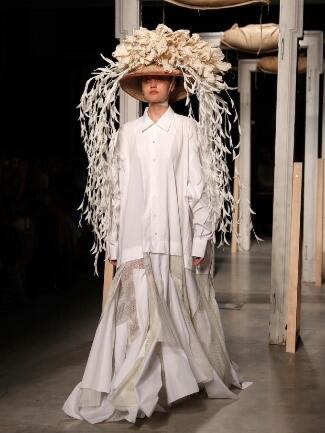 Walaupun Sering Dibilang Aneh, Tapi Fashion Item Ini Menjadi Tren Loh!