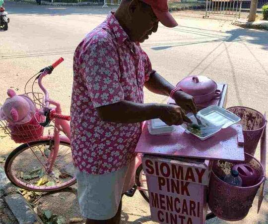 Siomay Pink Mencari Cinta, Bangkrut Karena Tak Punya Istri?