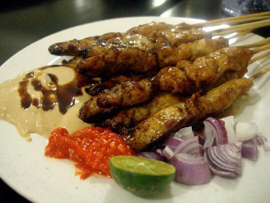 Kangen Makanan Indonesia Saat Traveling di Malaysia? Intip 12 Tempat Ini!