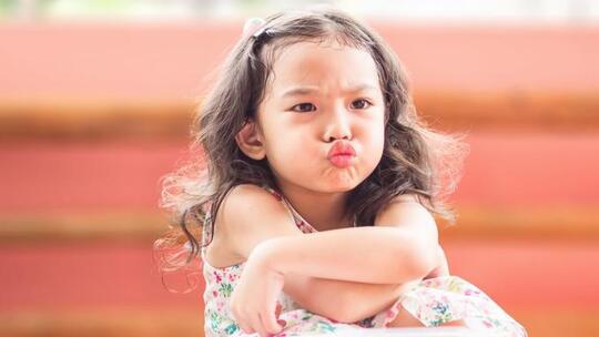 Ingin Mendidik Anak Mandiri Tapi Selalu Dimanjakan Kakek Neneknya? Lakukan Ini Aja!