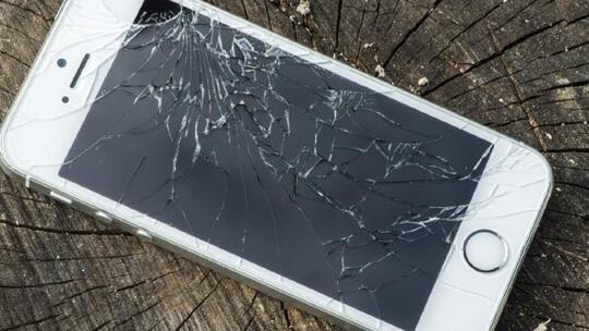 Awas! Gara-gara Screen Protector Pecah, Jempol Orang ini hampir di Amputasi