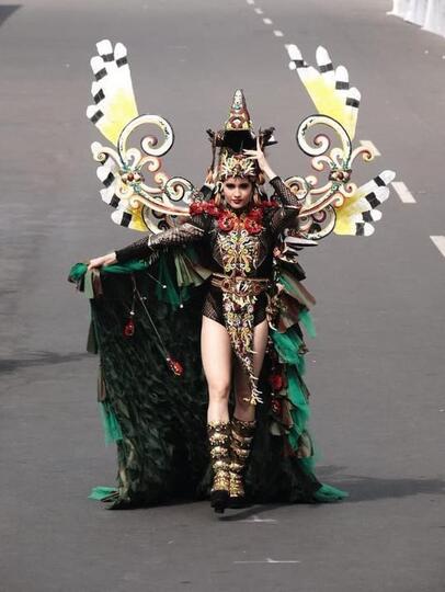 Hudoq, Busana Cinta Laura di Jember Fashion Carnaval yang Menuai Kontroversi!