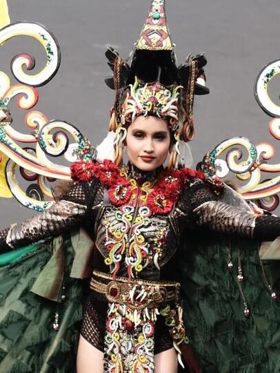 Hudoq, Busana Cinta Laura di Jember Fashion Carnaval yang Menuai Kontroversi!