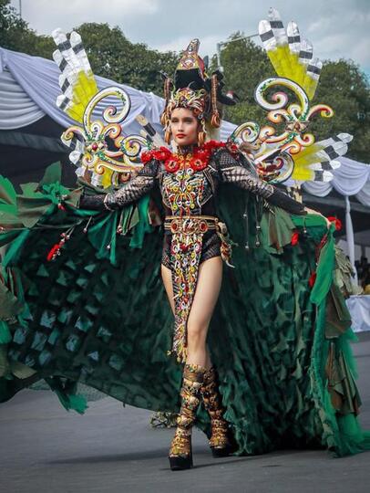 Hudoq, Busana Cinta Laura di Jember Fashion Carnaval yang Menuai Kontroversi!