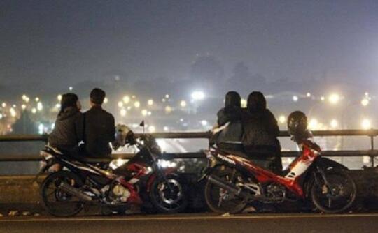 Sepasang Kekasih Asyik Berciuman Di Jembatan, Endingnya Tewas Terjatuh ๐ญ
