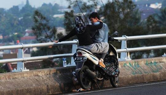 Sepasang Kekasih Asyik Berciuman Di Jembatan, Endingnya Tewas Terjatuh ๐ญ