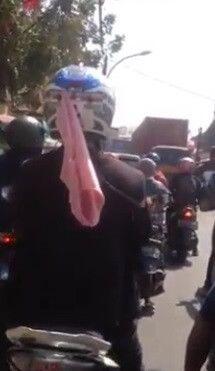 Viral Video Celana Dalam Diatas Helm Pengendara Motor, Bikin Ngakak Gan!