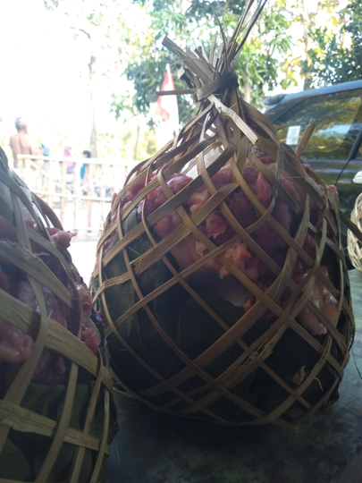 Kreneng Pembungkus Daging Kurban Yang Ramah Lingkungan