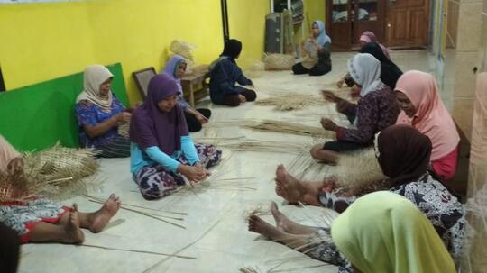 Kreneng Pembungkus Daging Kurban Yang Ramah Lingkungan