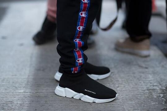 Gak Mampu Beli Sneakers Balenciaga? Alternatifnya Pake Brand Lokal Ini Gan!