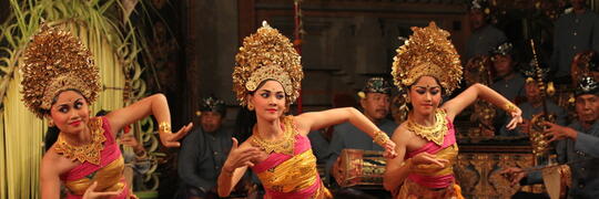 Turis aja bangga sama wisata dan budaya Indonesia, masa kita engga ?