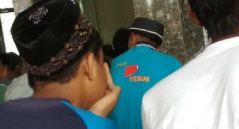Viral Foto Jemaah Salat di Masjid Pakai Kaos I Love Yesus
