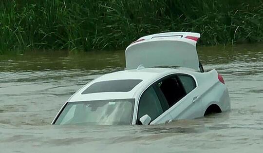 Hadiah Orang Tua Tak Sesuai Harapan, Anaknya Buang "MOBIL MEWAH" Ke Sungai!