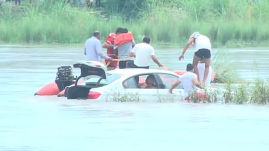 Hadiah Orang Tua Tak Sesuai Harapan, Anaknya Buang "MOBIL MEWAH" Ke Sungai!