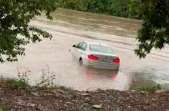 Hadiah Orang Tua Tak Sesuai Harapan, Anaknya Buang "MOBIL MEWAH" Ke Sungai!