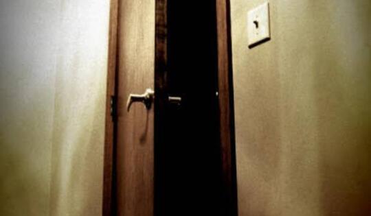 JANGAN TINGGALKAN RUMAHMU TERLALU LAMA! (Hantu Akan Datang)