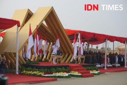 Ratusan PNS DKI Jakarta Duduk-Duduk saat Anies Baswedan Pimpin Upacara
