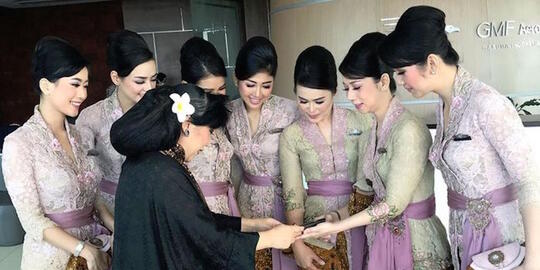 Tampil Beda, Pramugari Garuda Indonesia dalam Balutan Kebaya Karya Anne Avantie