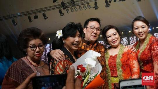 Terima kasih! Berkat Mereka, Kebaya Modern bisa Melintasi Negara!