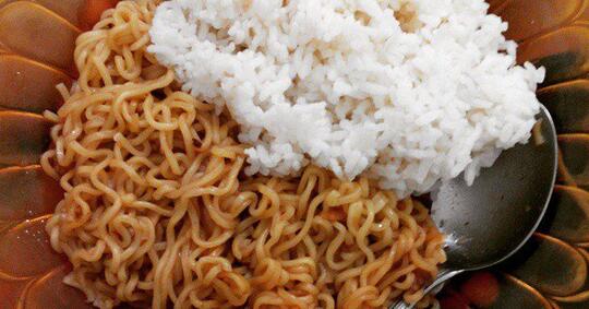 Stop! Jangan Lagi Makan Mie Instan Pakai Nasi
