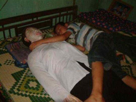 Tanpa Takut, Ayah dan Anak Ini Tidur Bersama Mayat Selama 5 Tahun