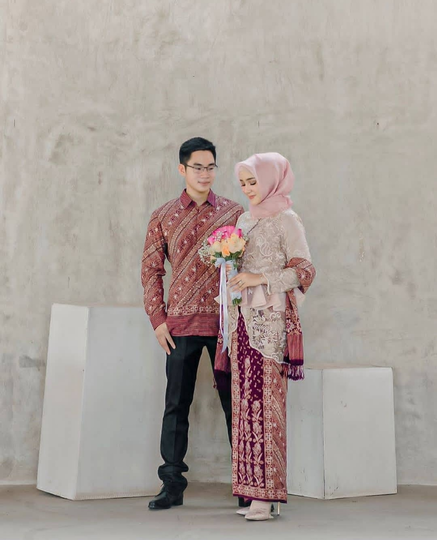 5 Kebaya Couple Bikin Jomlo Baper