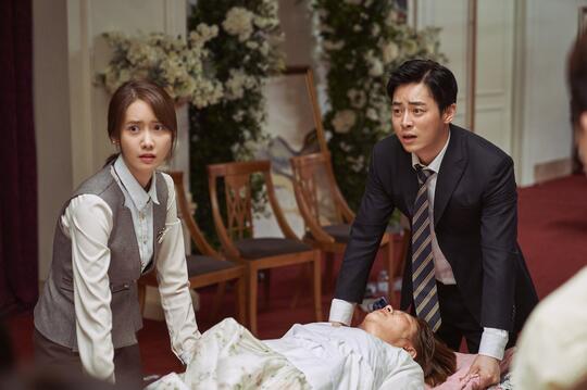 'EXIT': Aksi Menegangkan Jo Jong Suk dan Yoona 'SNSD' di Atap Gedung