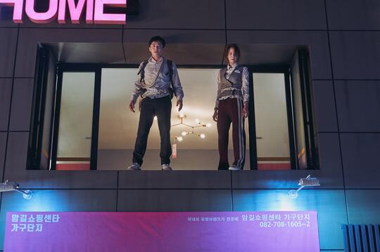 'EXIT': Aksi Menegangkan Jo Jong Suk dan Yoona 'SNSD' di Atap Gedung