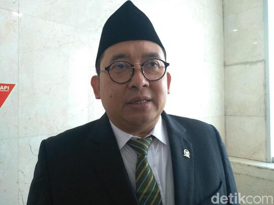 Fadli Zon Pakai Pin Emas KW, Ini Alasan Ya