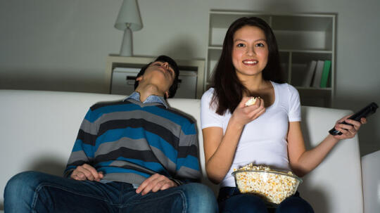 Agan Suka Nonton Film Seri? Waspada Dampak Buruk Binge-Watching!