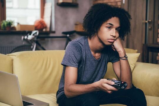 Agan Suka Nonton Film Seri? Waspada Dampak Buruk Binge-Watching!