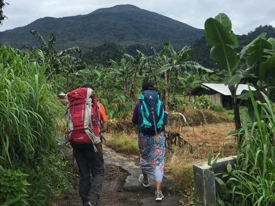 Mengenal Rahmi Hidayanti, Srikandi Penakluk Gunung dengan Kebaya.
