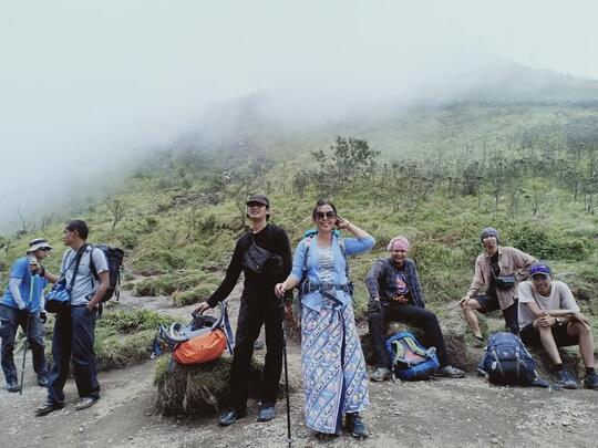 Mengenal Rahmi Hidayanti, Srikandi Penakluk Gunung dengan Kebaya.